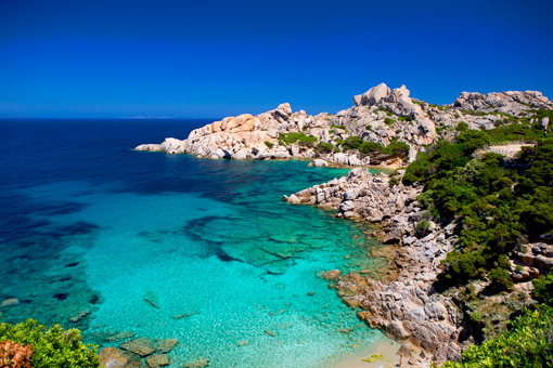 Das türkisblaue Wasser und die felsige Landschaft Sardiniens